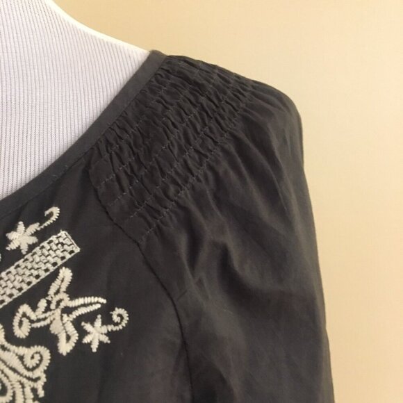 Nine West Gray Embroidered Blouse Bohemian Peasant Shirt Size Small NWT - Picture 4 of 11